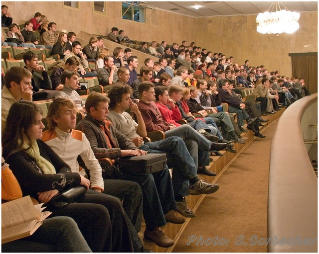 audience_at_balcony